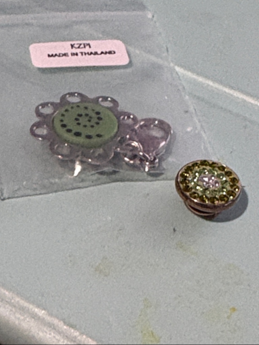 Green Crystal Kameleon Jewel Pop with free stainless steel zipper pull